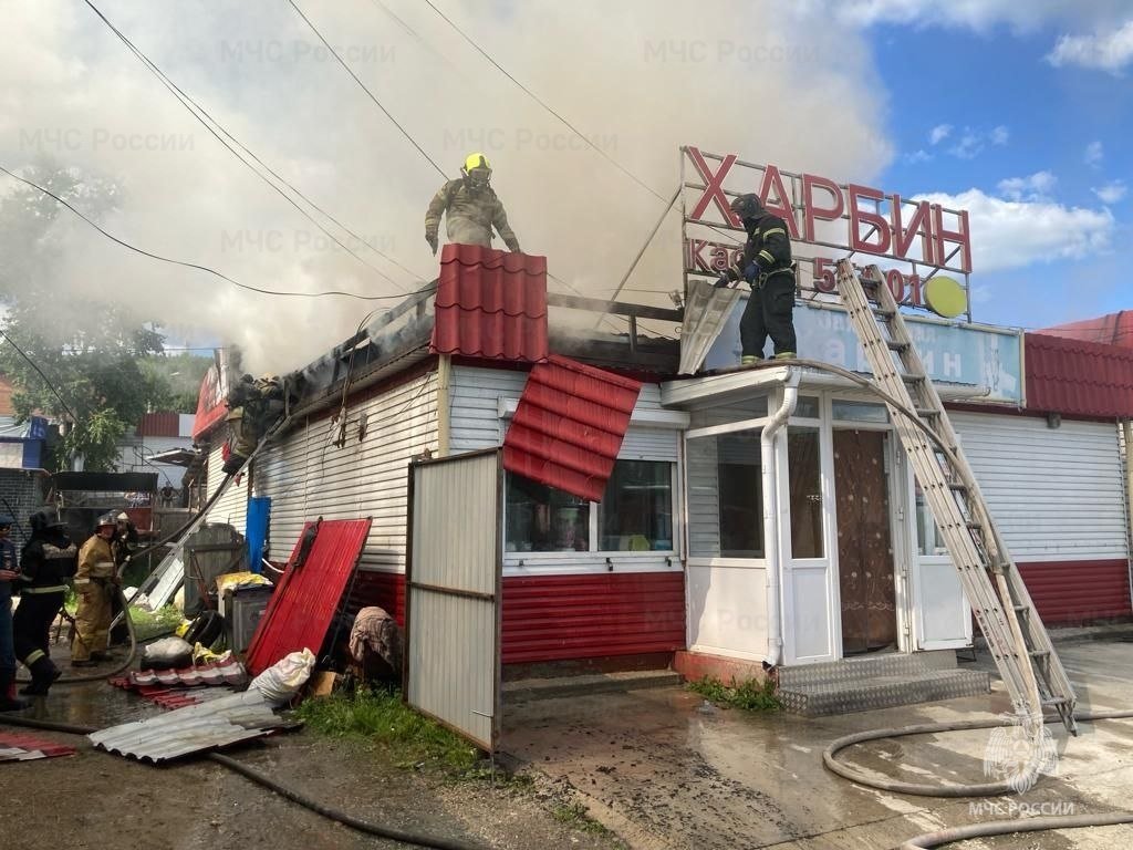 Пожарно-спасательные подразделения г. Тынды оперативно ликвидировали пожар в здании кафе