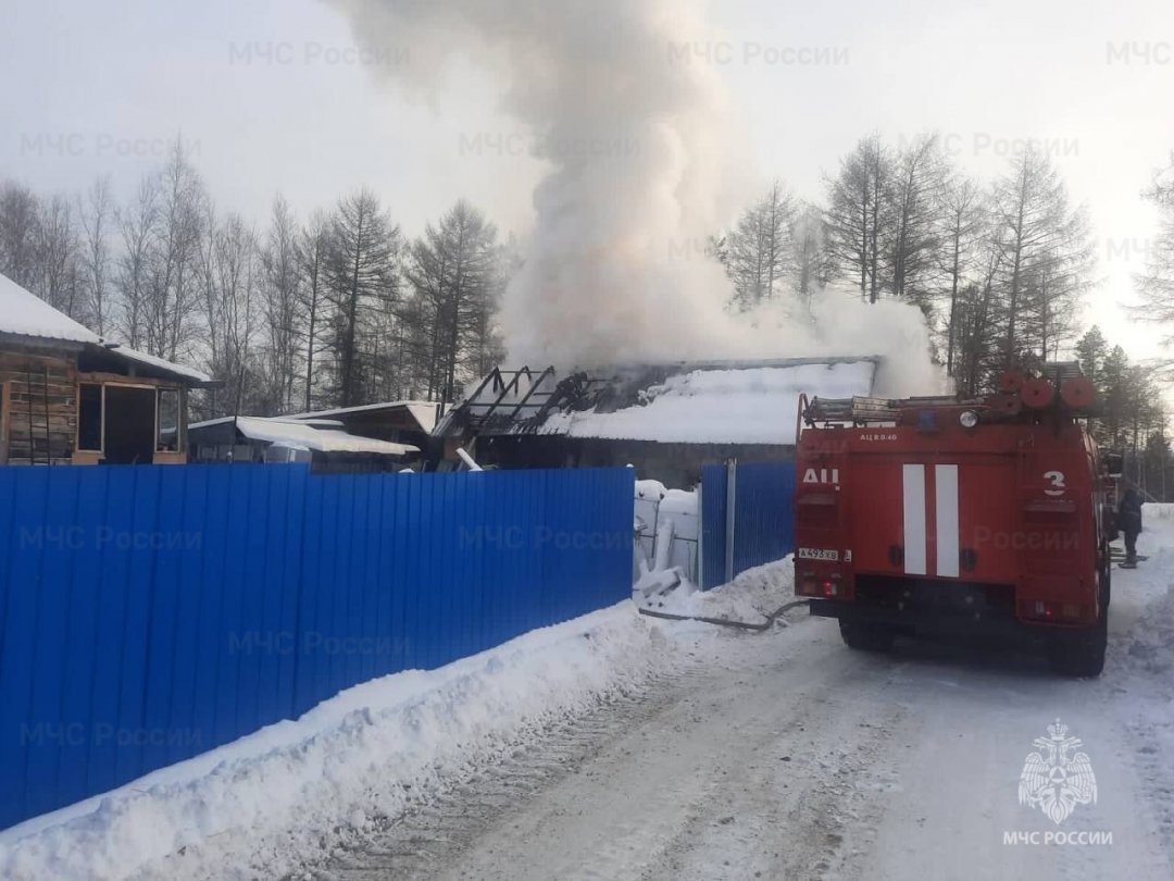 В Тынде огнеборцы тушили гараж