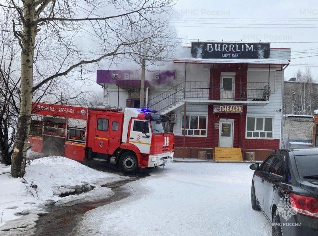 В Тынде огнеборцы ликвидируют возгорание в магазине