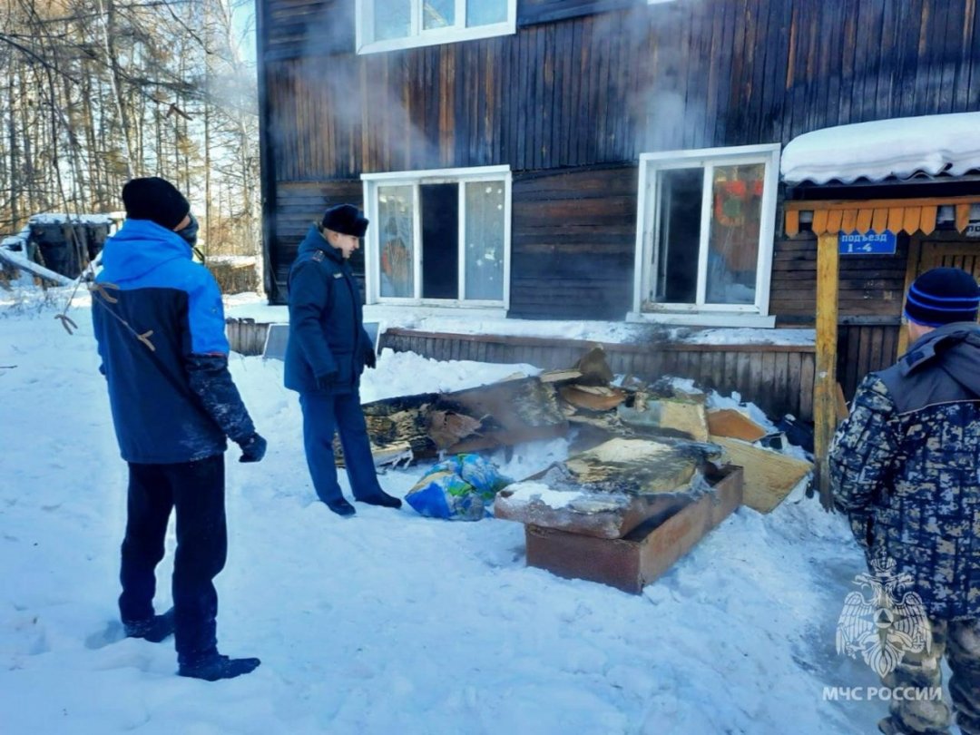 В г. Тынде Амурской области огнеборцами спасены двое детей